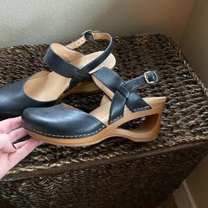 Dansko Taci closed toe sandal clog